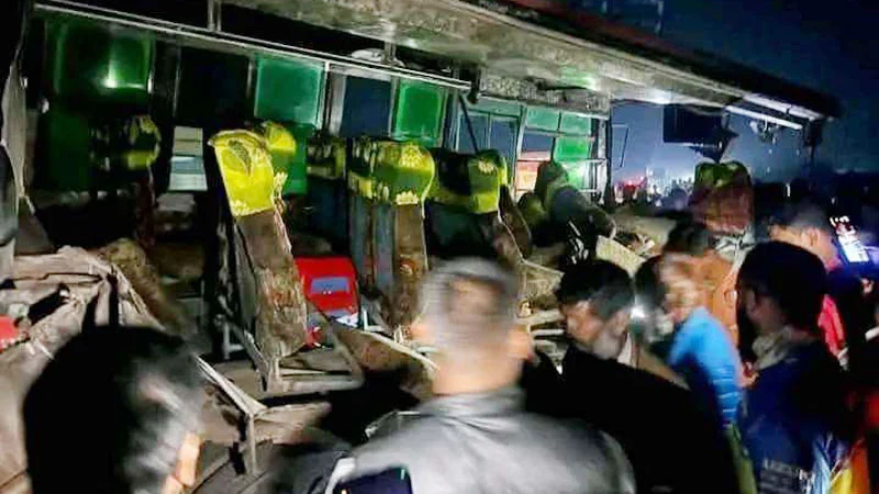 ধামরাইয়ে বাস ও ট্রাকের মুখোমুখি সংঘর্ষে চার পোশাক শ্রমিকের মৃত্যু